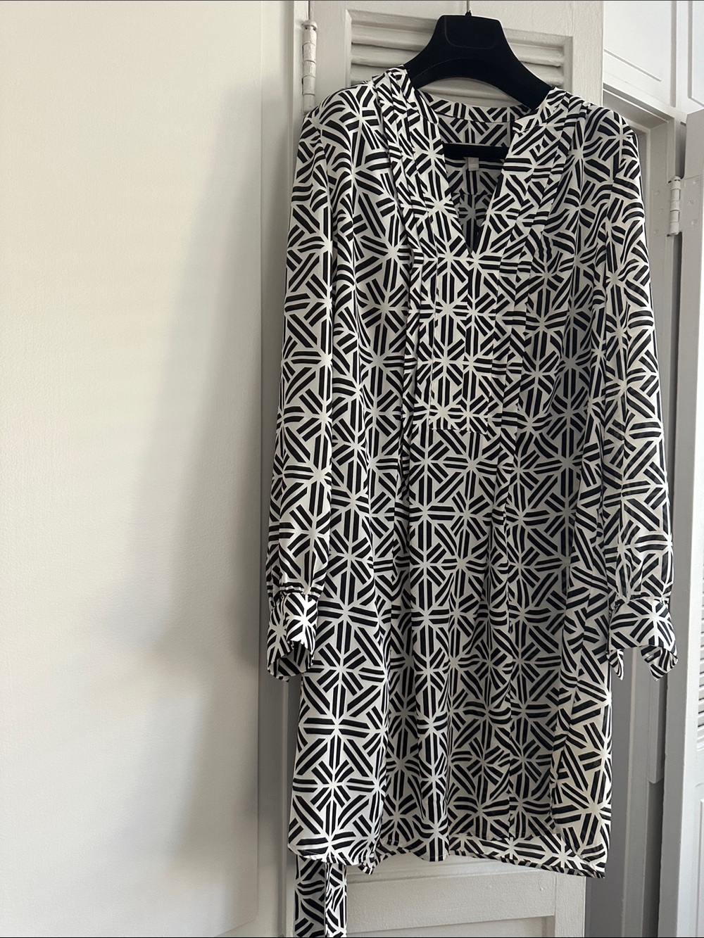 Banana Republic Black & White Geometric Long Sleeve Dress pleated front